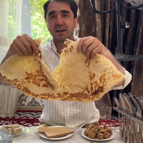 Ular minib berishdi va bir yosh qizni qattiq sikishdi. Chaqaloq soradi